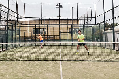 terrain padel interieur ou exterieur