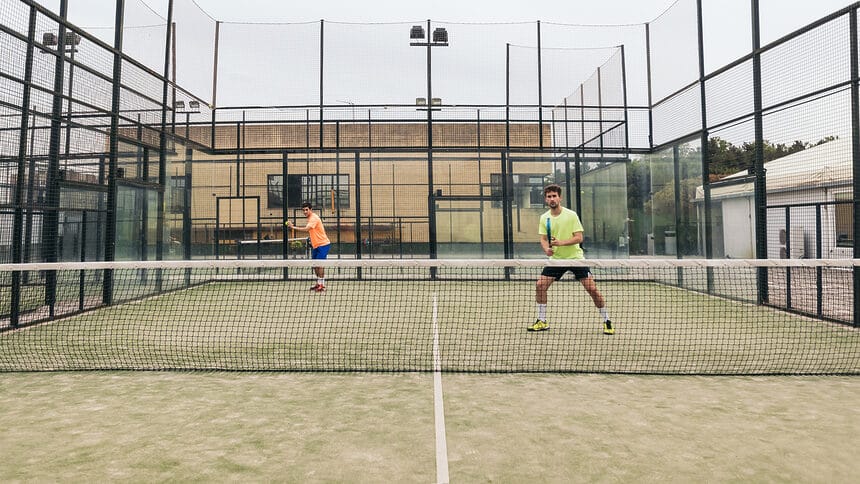 terrain padel interieur ou exterieur