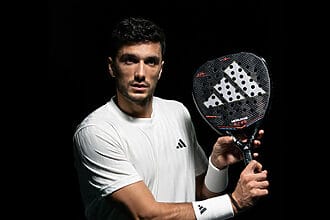 Ale Galán tenant la raquette Adidas Metalbone HRD+ 2026