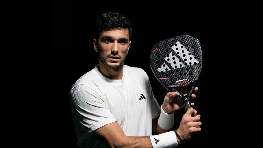 Ale Galán tenant la raquette Adidas Metalbone HRD+ 2026