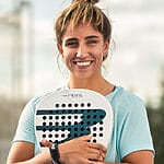 Bea González tenant la raquette Bullpadel Pearl 2026