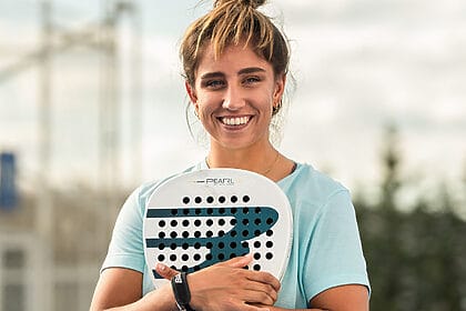 Bea González tenant la raquette Bullpadel Pearl 2026
