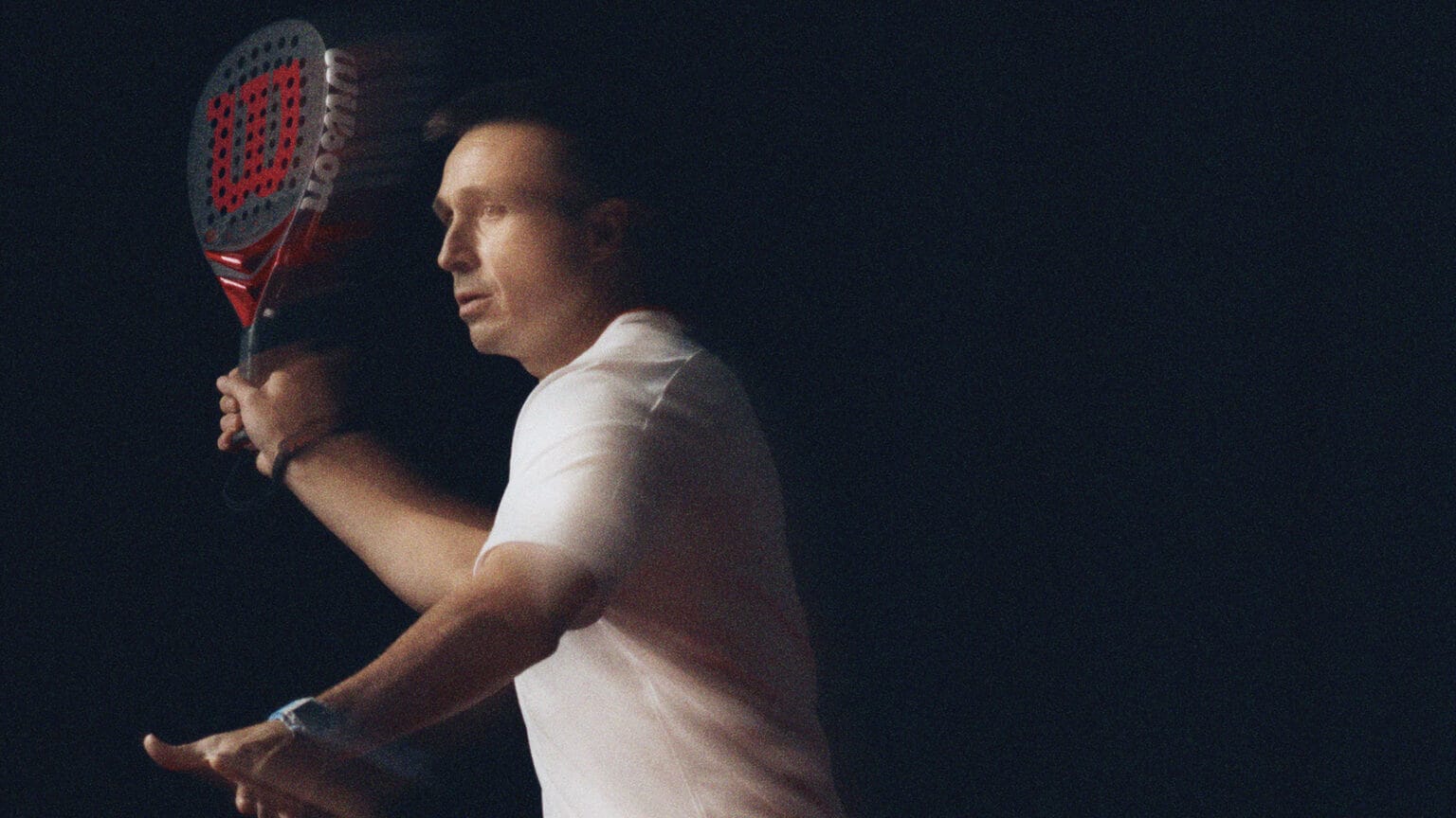 Fernando Belasteguín frappant avec la raquette Wilson Bela V3