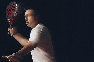 Fernando Belasteguín frappant avec la raquette Wilson Bela V3