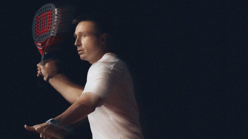 Fernando Belasteguín frappant avec la raquette Wilson Bela V3