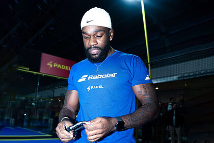 tayc et padel quand raquette prend dessus sur studio