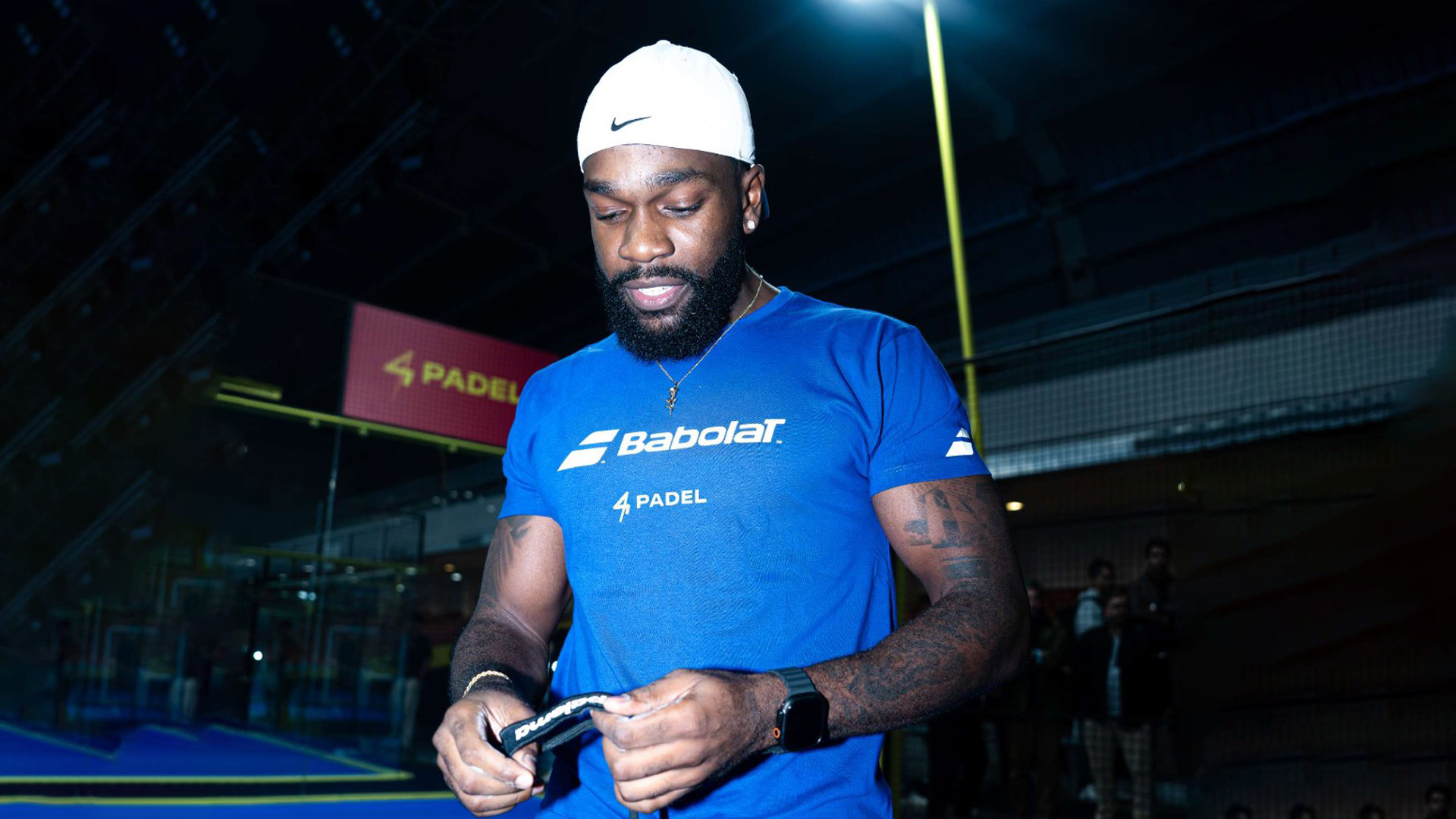 tayc et padel quand raquette prend dessus sur studio